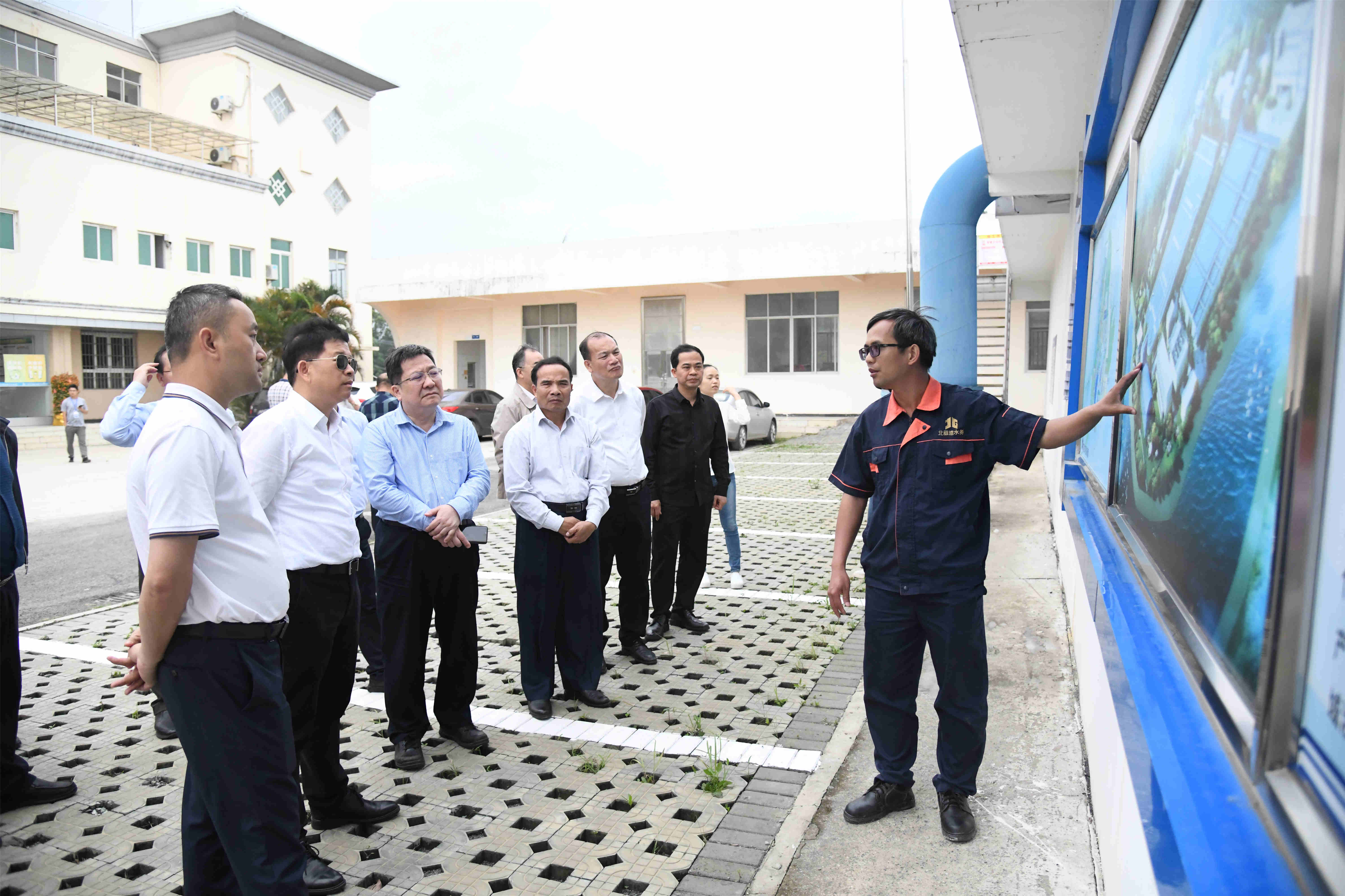 聽(tīng)取建設(shè)情況介紹_副本