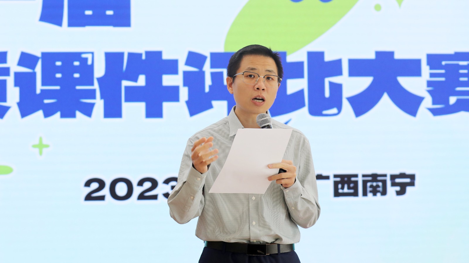 圖4.王傳慶老師作專業(yè)點(diǎn)評(píng)